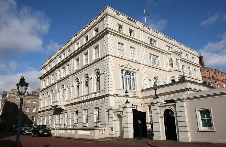 London: Changing of the Guard and Royal Palaces Walking Tour - Buckingham Palace and the famous balcony