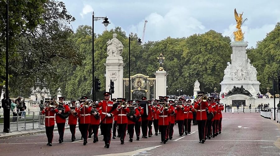 London: Changing of the Guard and Royal Palaces Walking Tour - St. James’s Palace and the Tudor connection