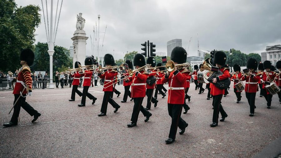 London: Changing of the Guard Experience and Landmarks Tour - Four lesser-known streets and the royal winery