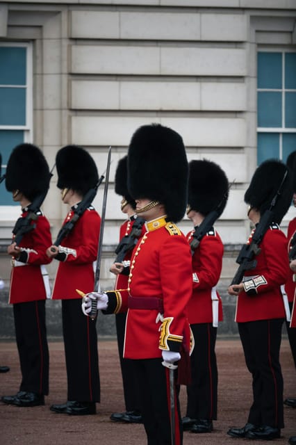 London: Changing of the Guard Experience and Landmarks Tour - What the guide adds to the walk