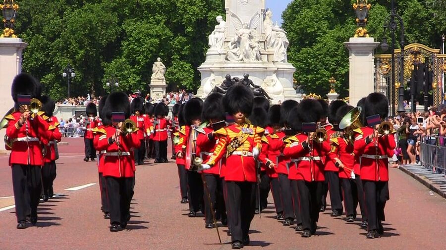 London: Changing of the Guard Guided Tour Experience - Lancaster House, Buckingham Palace, and the main ceremony