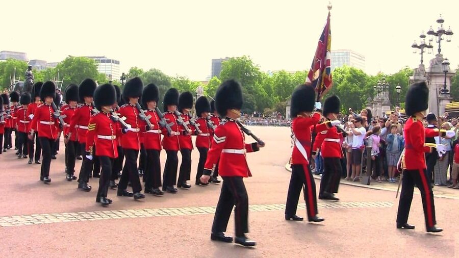 London: Changing of the Guard Guided Tour Experience - Clarence House and the living monarchy