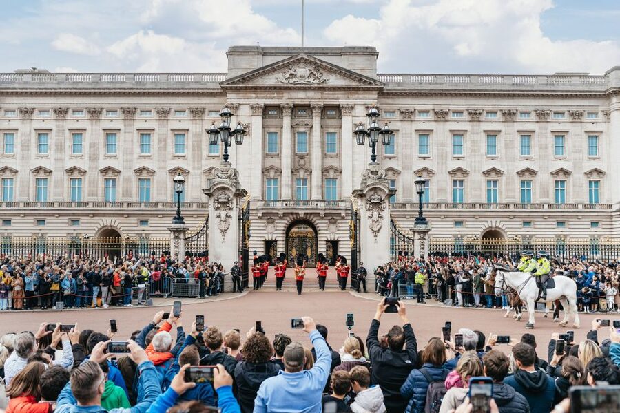 London: Changing of The Guard Tour - Why this is better than waiting outside Buckingham Palace
