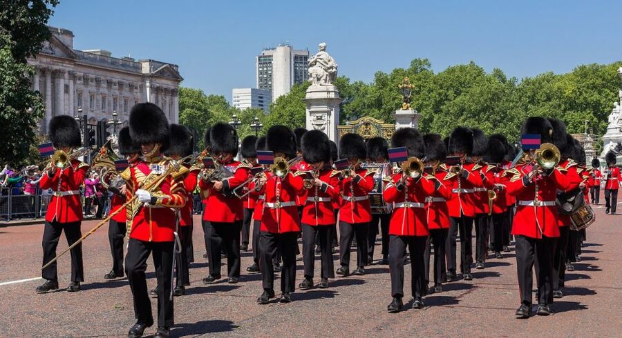 London: Changing of the Guard Tour at Buckingham Palace - Buckingham Palace without the front-gate crowd