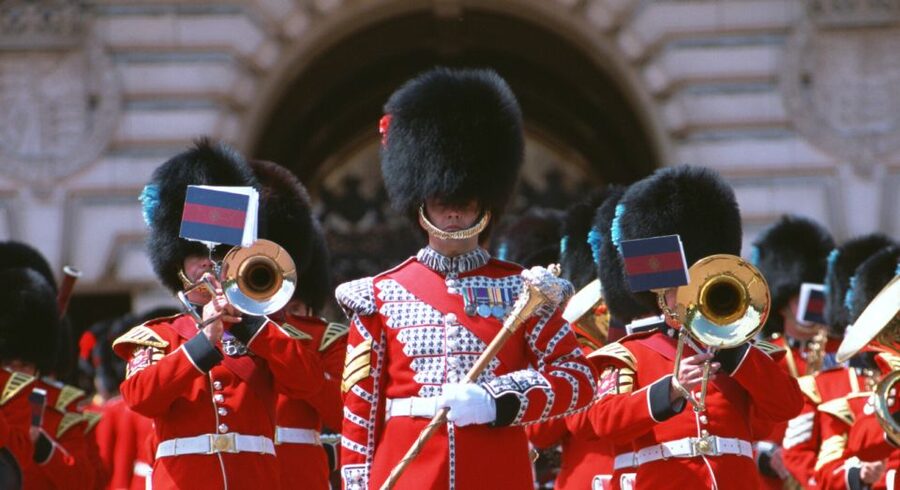 London: Changing of the Guard Tour at Buckingham Palace - Who will enjoy this two-hour walk