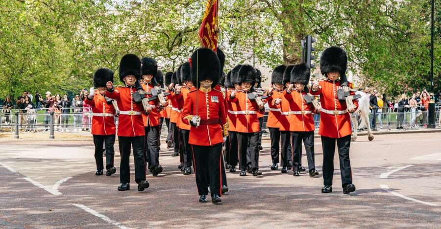 London: Changing of the Guard Tour by Buckingham Palace - Why the best view is not always at Buckingham Palace
