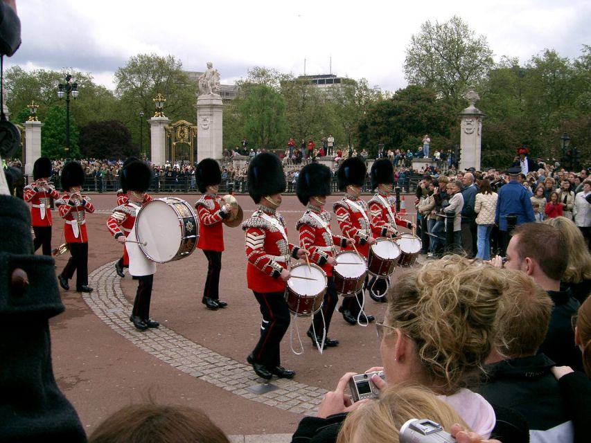 London Changing of the Guard Tour - Front Row 12 guests 2,5h - Clarence House and the Mall keep you close to the action
