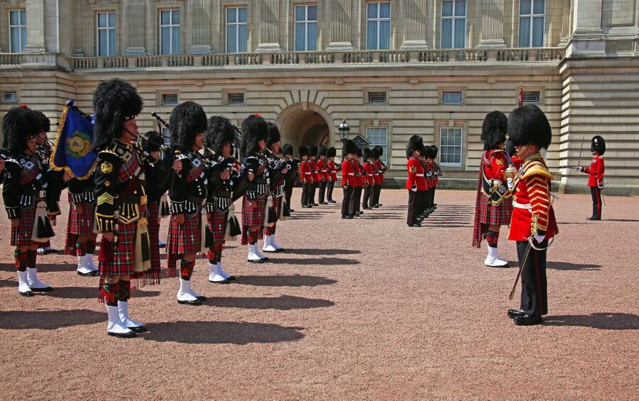 London Changing of the Guard Tour - Front Row 12 guests 2,5h - What the guides add to the experience