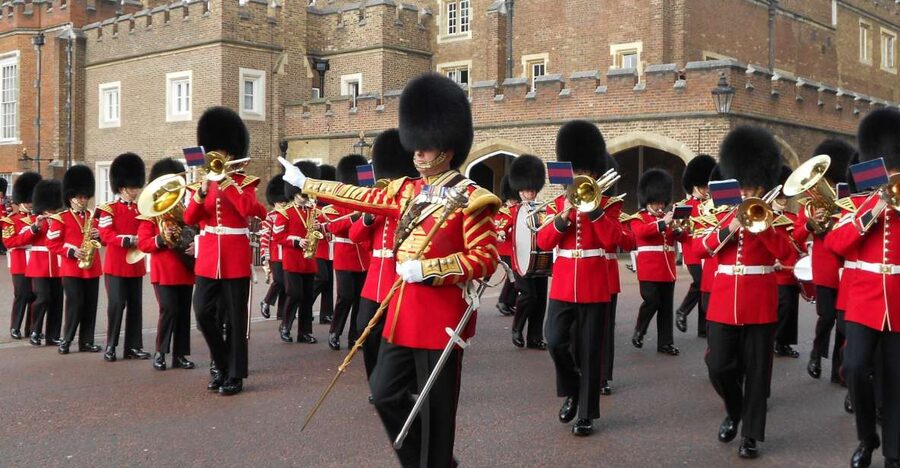 London: Changing of the Guard Walking Tour - Buckingham Palace and the best photo positions