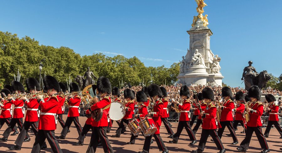 London: Changing of the Guard Walking Tour with Small Group - St James’s Palace and Clarence House