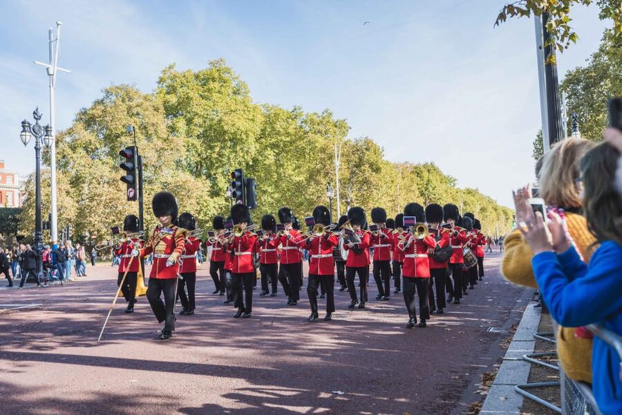 London: Changing of the Guard Walking Tour - Starting at Piccadilly Circus and St James Palace