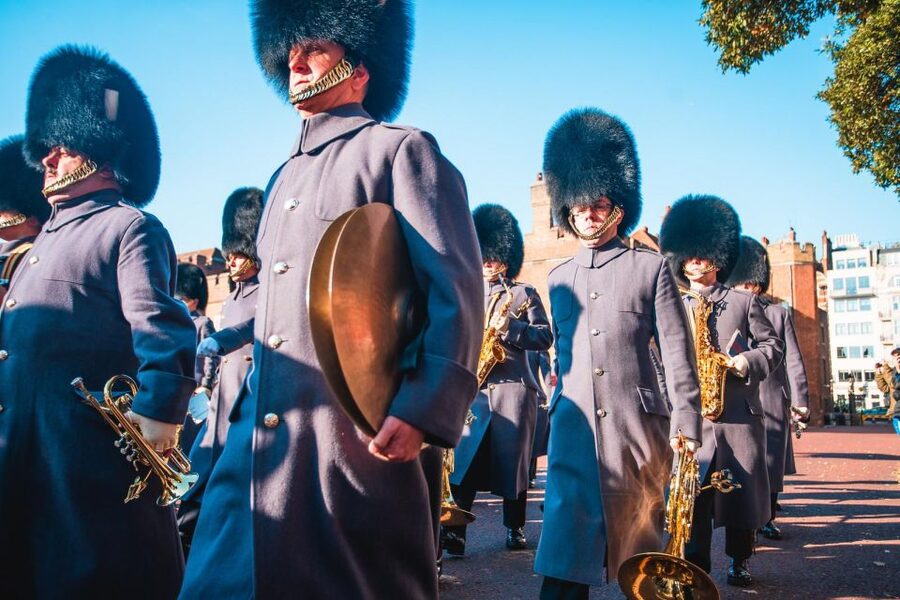 London: Changing of the Guard & Westminster Abbey - Trafalgar Square and the route through Pall Mall