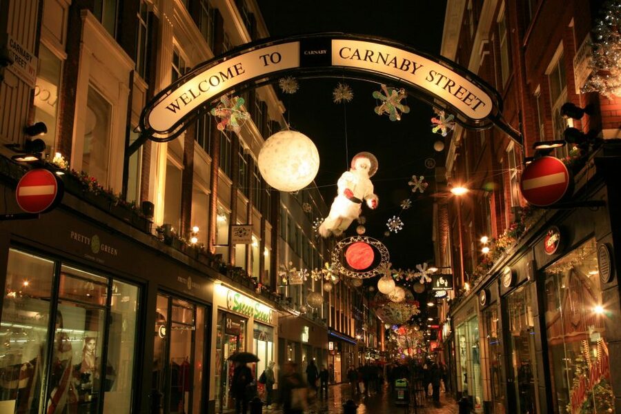 London: Christmas Eve City Tour with Dinner & Midnight Mass - Why Christmas Eve works so well in London