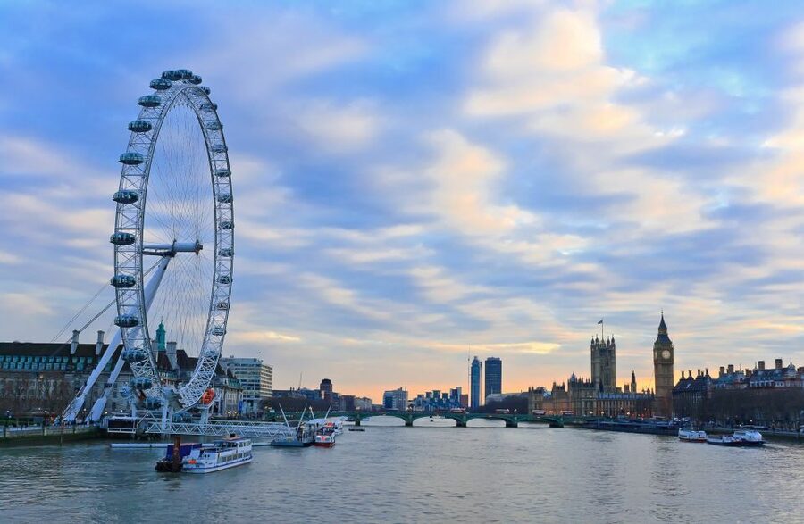 London: Christmas Lights Nighttime Bus Tour with Live Guide - Key points at a glance