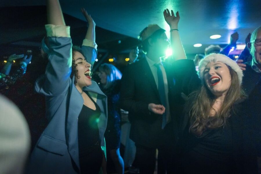 London: Christmas Party Dinner Cruise - From the Tower of London to Canary Wharf