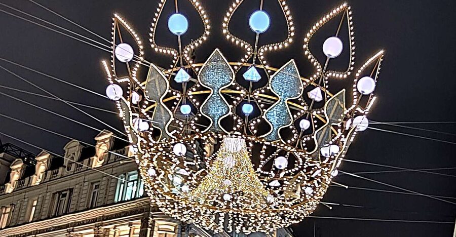 London Christmas Sparkle Walking Tour Small Group - Regent Street and the famous Christmas angels