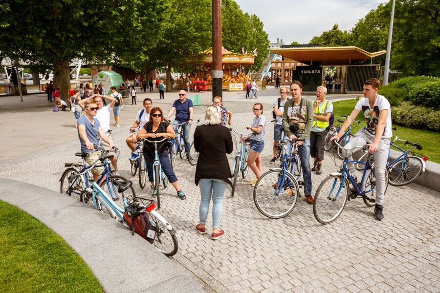 London: Classic Gold 3.5-Hour Bike Tour - Through the legal district to Smithfield Market