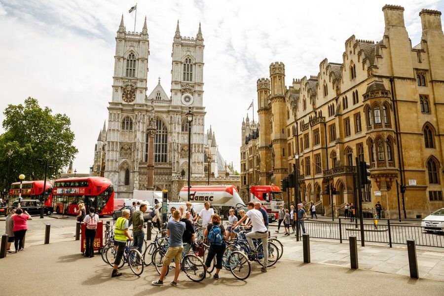 London: Classic Gold 3.5-Hour Bike Tour - The guides shape the experience