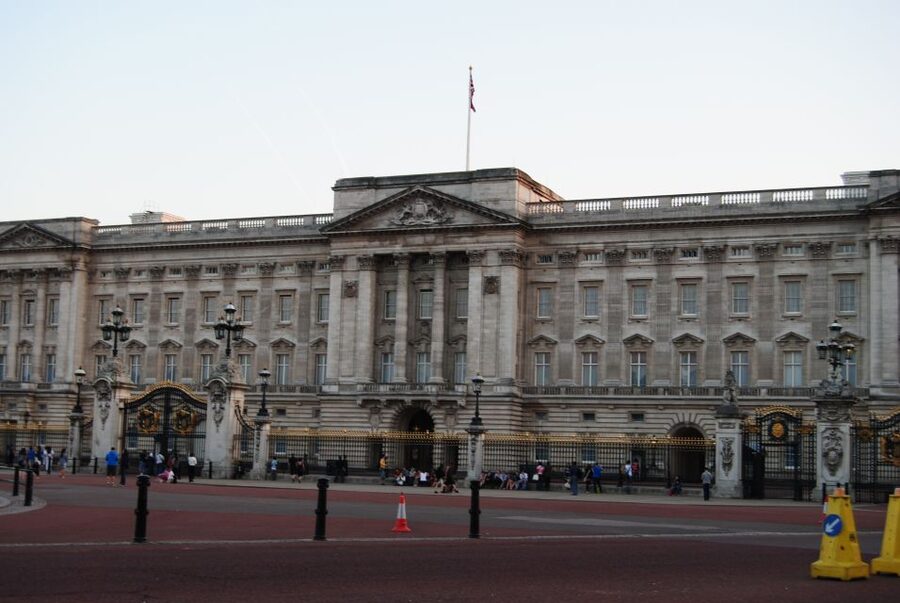 London: Customizable Walking Tour with Private Guide - Trafalgar Square and the National Gallery make a strong finish