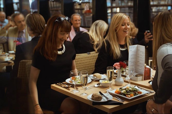 London Dinner Cruise on the Thames River - Live music, dancing, and the evening atmosphere