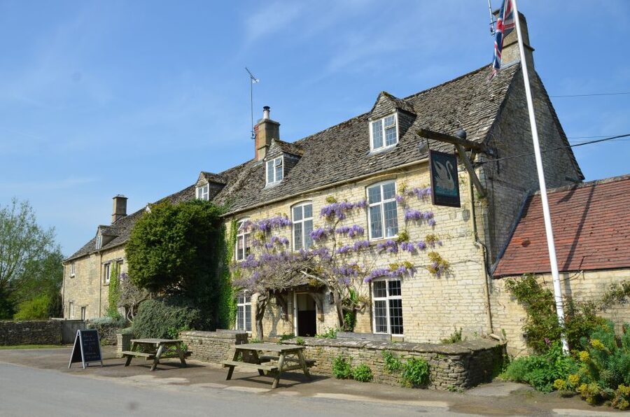 London: Downton Abbey Countryside Black Taxi VIP Tour - A country pub between the filming locations