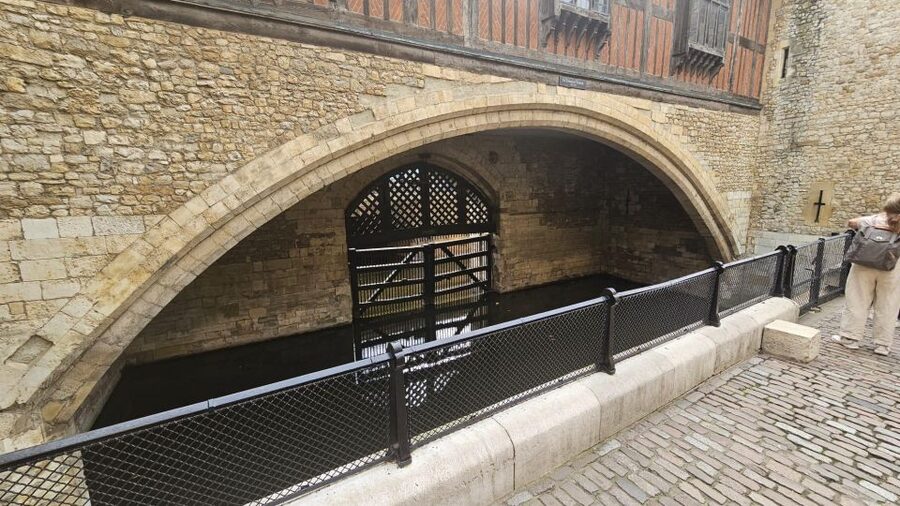 London: Easy Access Tower of London and Crown Jewels Tour - Key points to know before booking