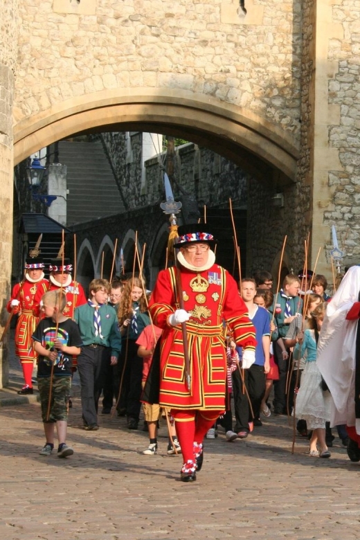 London: Easy Access Tower of London and Crown Jewels Tour - How much time you get to explore alone