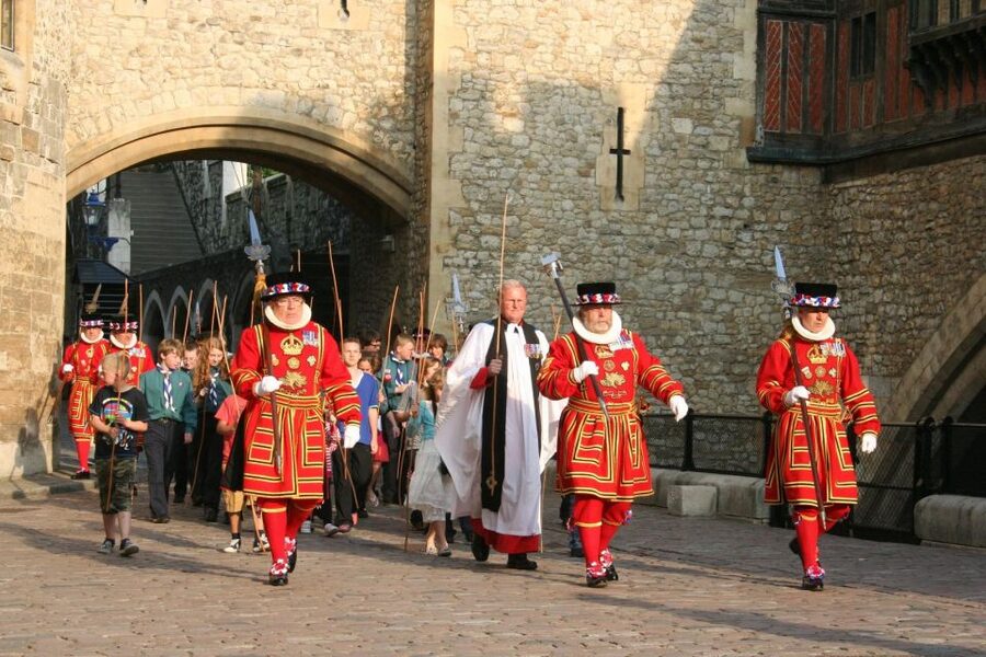 London: Easy Access Tower of London and Crown Jewels Tour - Meeting at Tower Hill without a last-minute scramble
