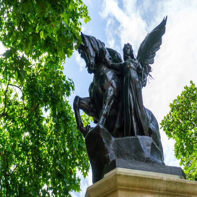 London Family-Friendly Walking Tour with Fun Activities - Starting with Buckingham Palace and royal stories