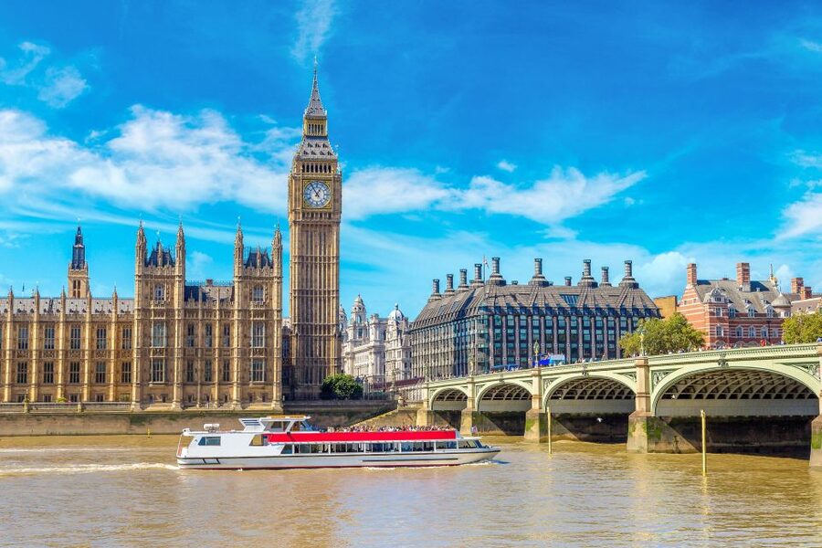 London: Full-Day Sightseeing Bus Tour with River Cruise - Buckingham Palace gives you the royal photo