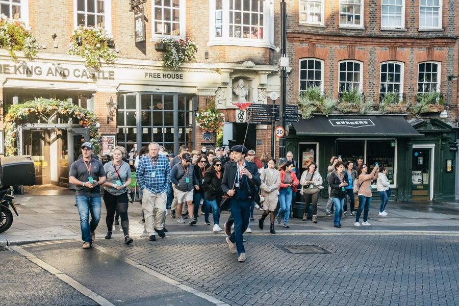 London: Full-Day Windsor, Stonehenge, and Oxford Tour - The coach ride and daily rhythm