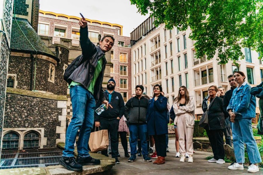 London: Ghastly Ghosts 2-Hour Walking Tour - Storytelling style: spooky, but not a stage show