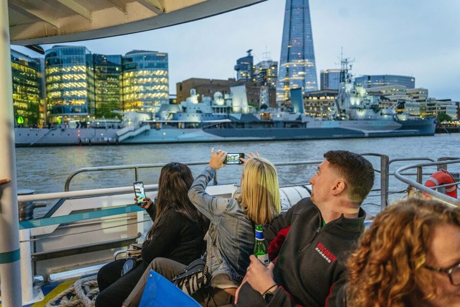 London: Ghost Walk and River Thames Boat Ride - Meeting at Green Park and finding your guide