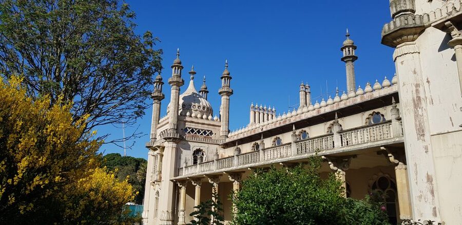 London: Guided Day Trip to Brighton and Seven Sisters - Guides, languages, and the pace of the day