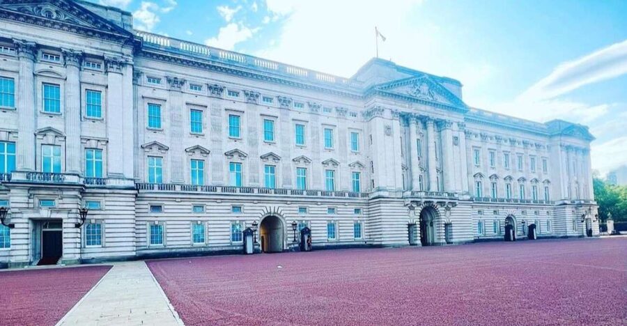 London: Guided Walking Tour with Changing Of The Guard - Buckingham Palace gives the walk its royal opening