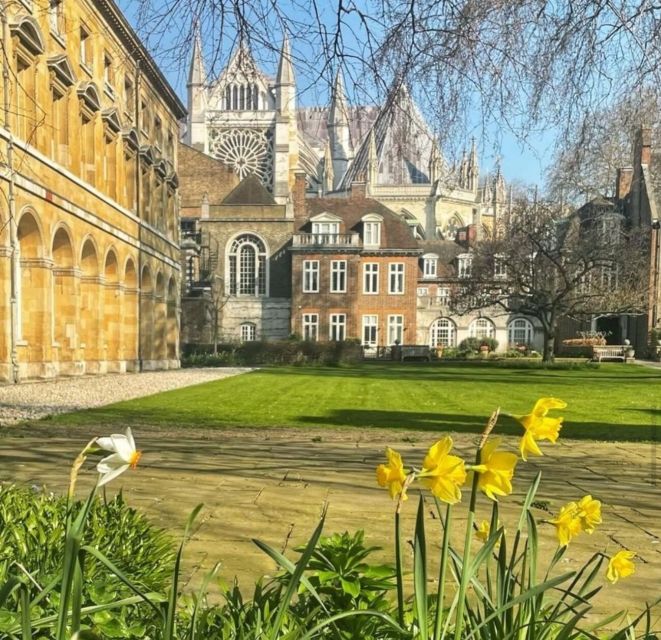 London: Guided Walking Tour with Changing Of The Guard - St James’s Palace, the Mall, and royal London