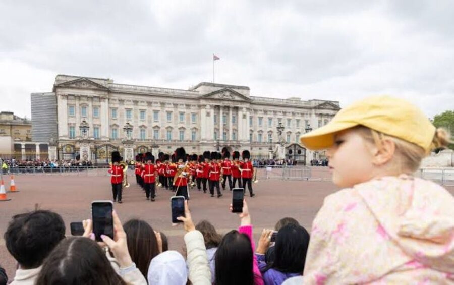 London: Guided Walking Tour with Changing Of The Guard - Seeing the guards at St James’s Palace