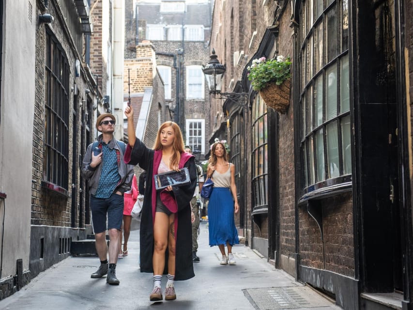 London: Harry Potter Tour & The London Dungeons Tour - Meeting at King’s Cross and handling Platform 9 ¾