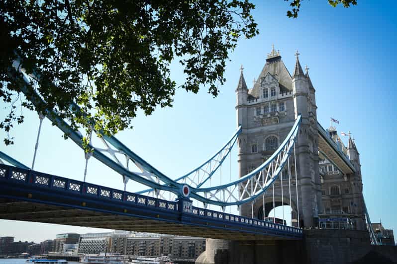 London: Harry Potter Walking Tour and Tower Bridge Ticket - Guide style and the family experience
