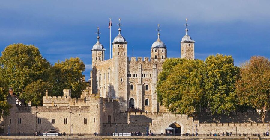 London: Harry Potter Walking Tour and Tower of London Entry - Cecil Court and the wizarding shopfronts