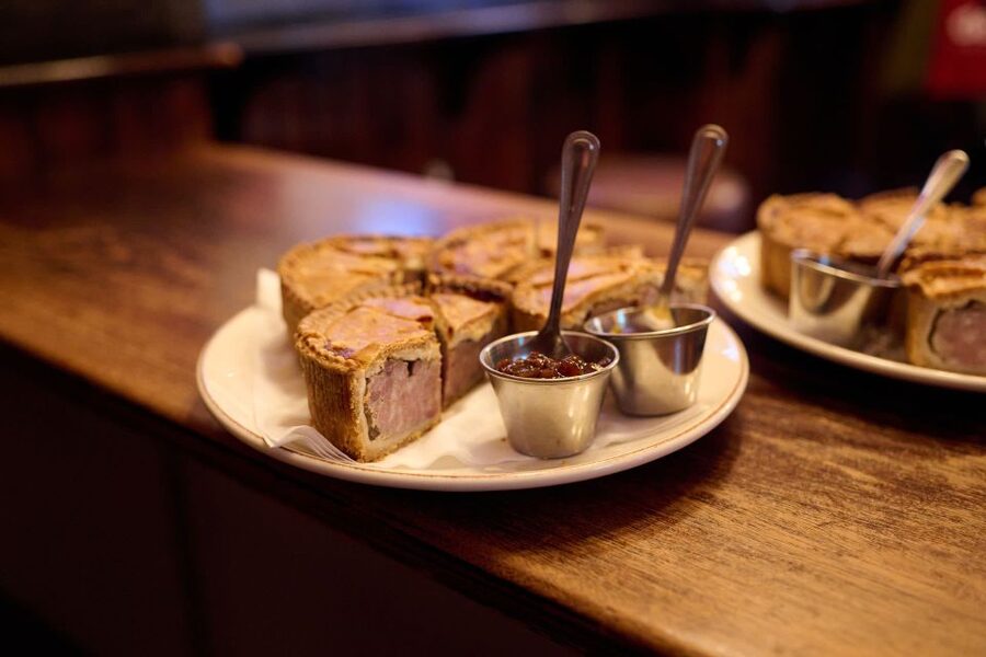 London: Historic Pubs, British Ales & Classic Dishes - The Old Bell Tavern on Fleet Street