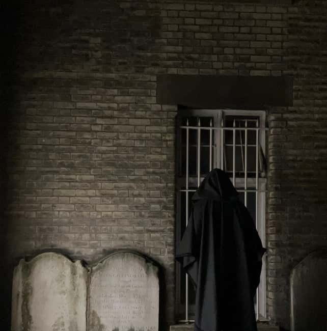 London: Jack the Ripper Tour and Underground Prison in Spanish - Starting beside Aldgate with Major Thomas Weir