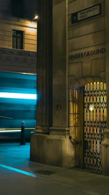 London: Jack the Ripper Tour and Underground Prison in Spanish - Mitre Square and the Jack the Ripper story