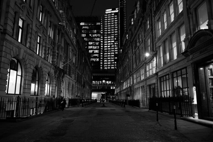 London: Jack the Ripper Tour and Underground Prison in Spanish - What the $26.94 price really covers