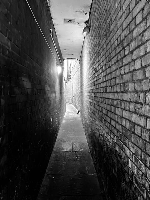 London: Jack the Ripper Tour and Underground Prison in Spanish - Who will enjoy this Spanish-language tour?