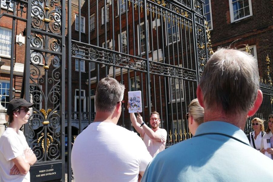 London: James Bond Filming Locations Bus Tour - What the mini coach changes