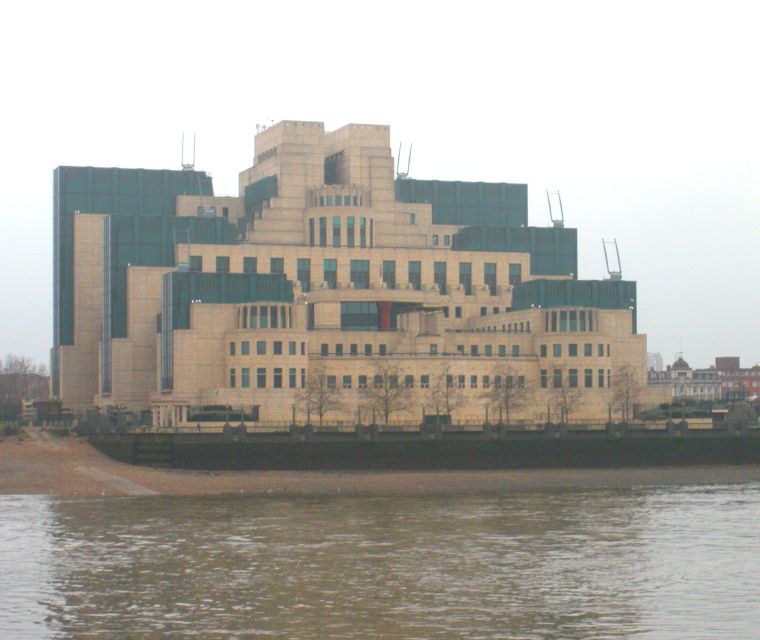 London: James Bond Shooting Locations Tour by Black Taxi - The private taxi makes a difference
