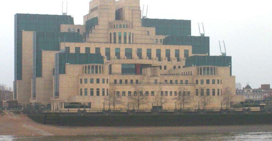 London: James Bond Shooting Locations Tour by Black Taxi - Film locations from fencing clubs to casinos