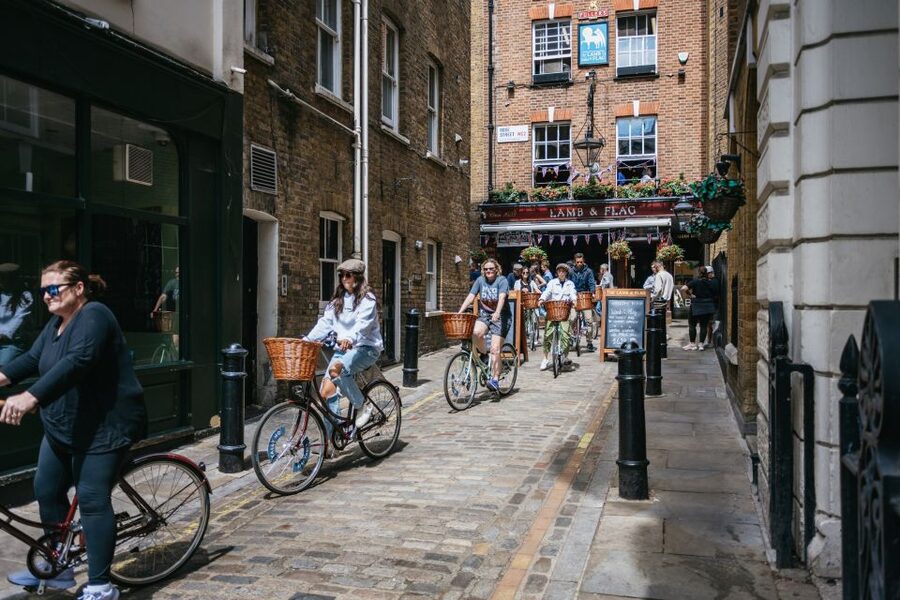 London: Landmarks & Secrets Bike Tour with Pub & Street Art - The guides make the difference