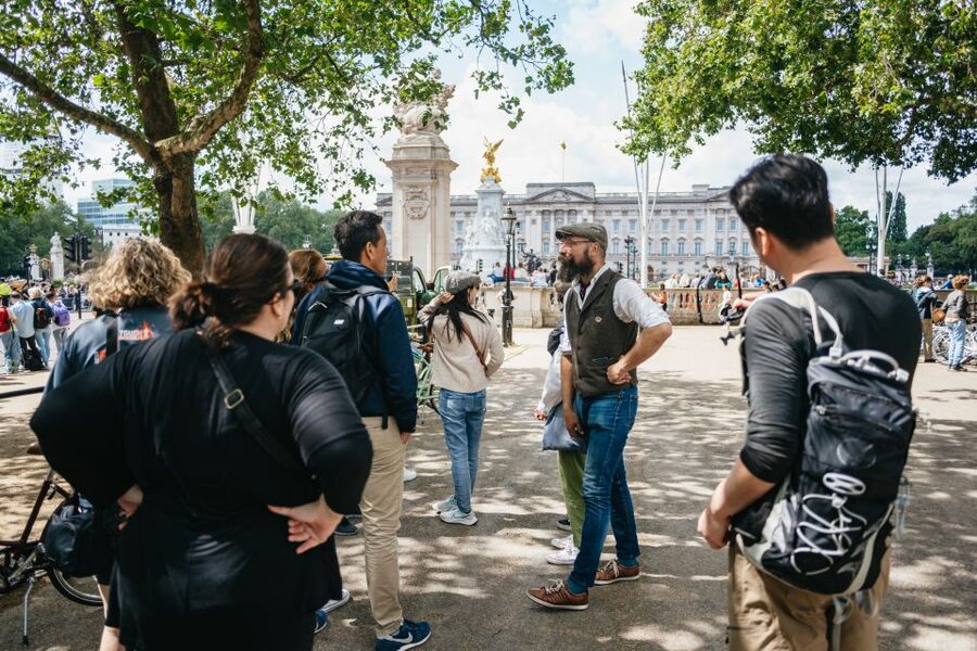 London: Landmarks & Secrets Bike Tour with Pub & Street Art - Bikes, comfort, rain, and fitness